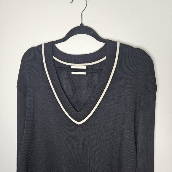 DISSH Black and Cream V-Neck Sweater - Picture 3 of 9